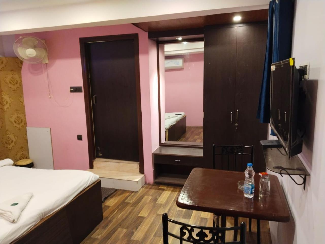 Hotel Ucs Калькутта Экстерьер фото