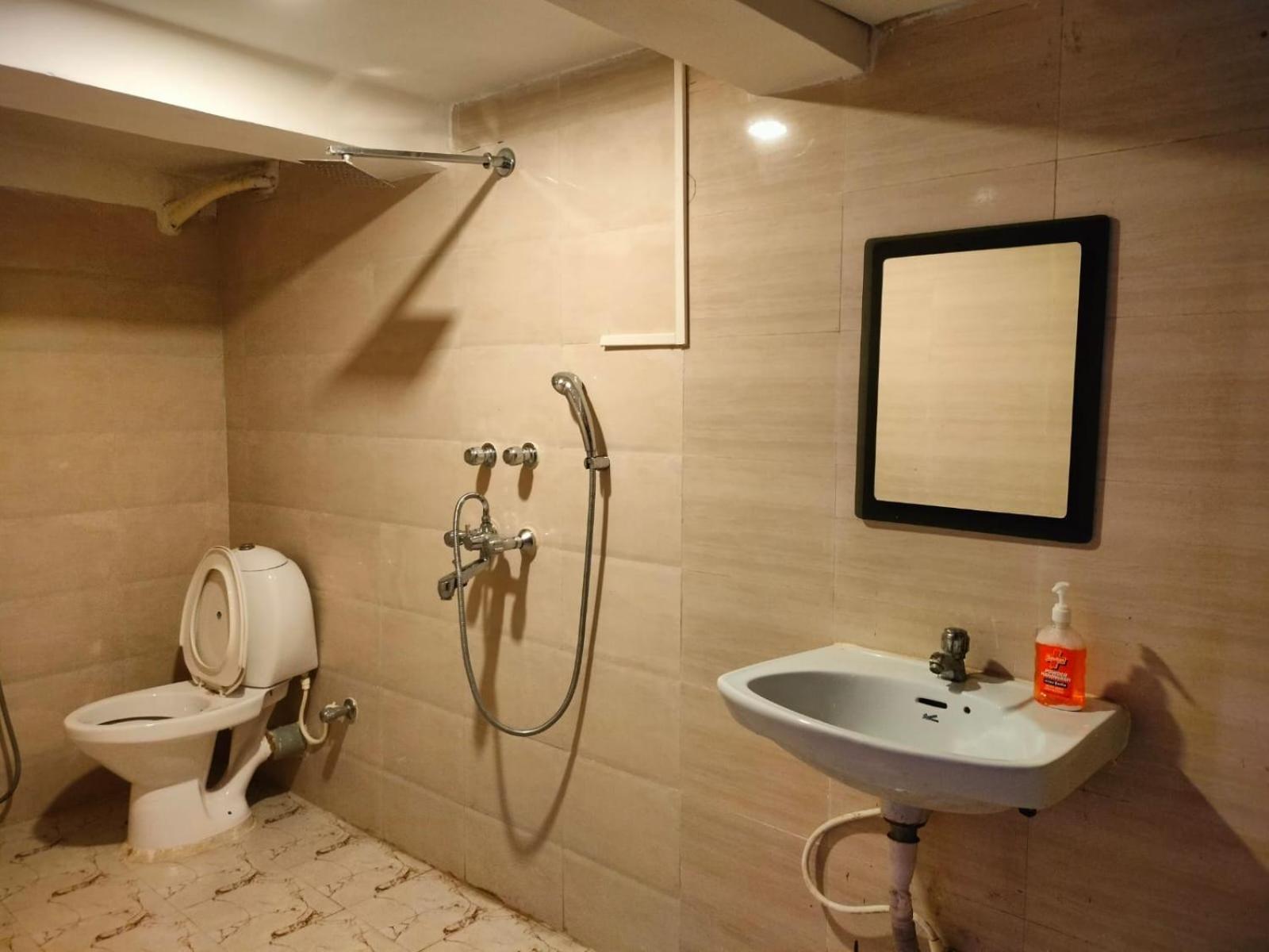 Hotel Ucs Калькутта Экстерьер фото