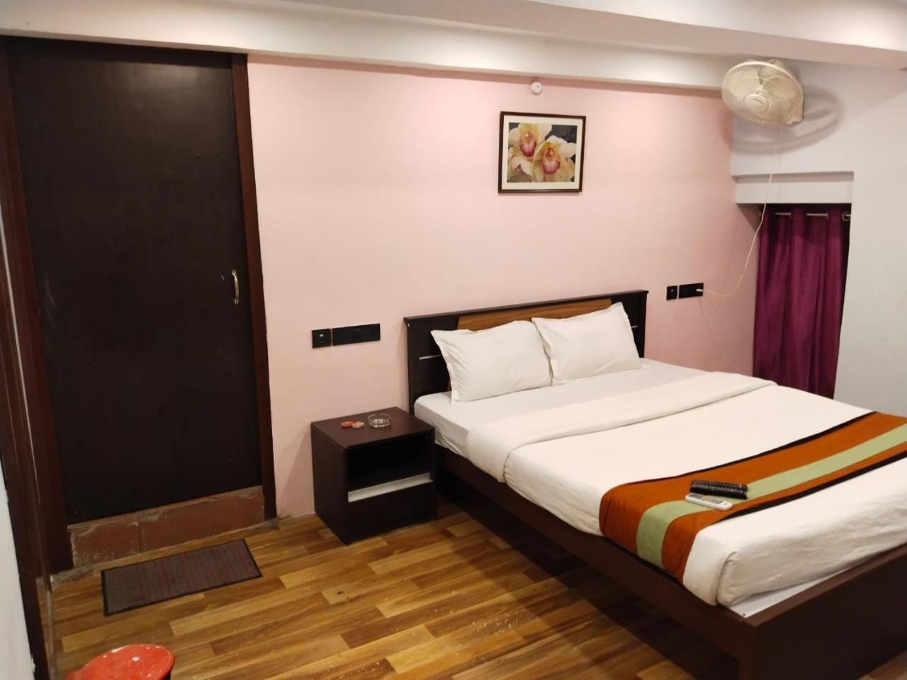 Hotel Ucs Калькутта Экстерьер фото